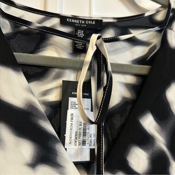 Kenneth Cole Split Neck Abstract Print Blouse Black White Size Medium - Picture 3 of 3